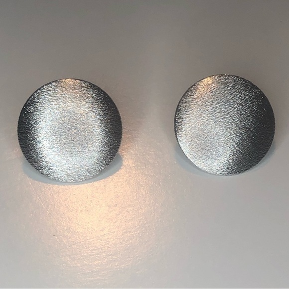 VTG Coro 1940s - 1950s Round Domed Textured Silver Tone Clip On Earrings 1.5” - Picture 2 of 5